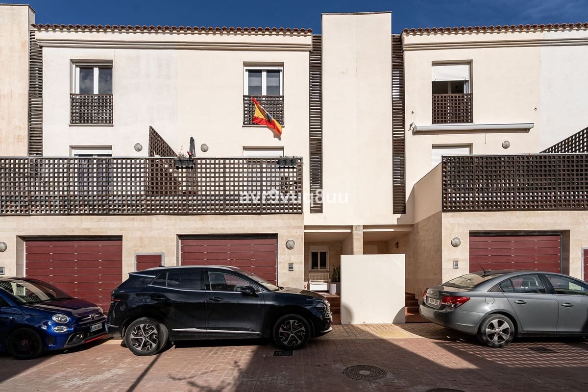4 soverom Kjedet enebolig til salgs i Mijas Costa med svømmebasseng garasje - € 420 000 (Ref: 8882311)