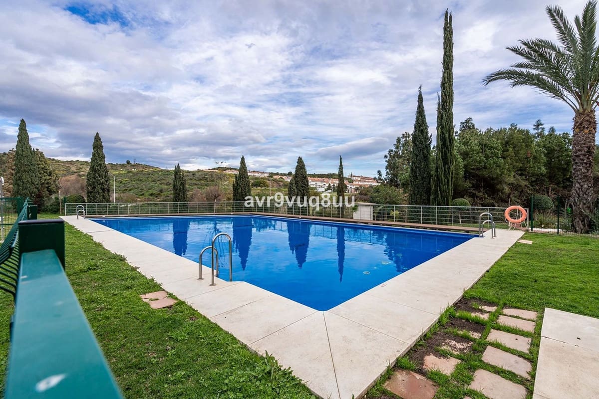 4 soverom Kjedet enebolig til salgs i Mijas Costa med svømmebasseng garasje - € 420 000 (Ref: 8882311)