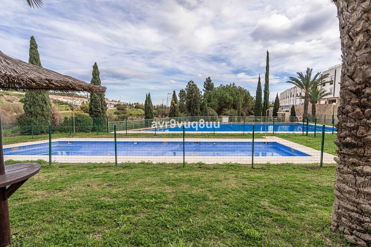 4 soverom Kjedet enebolig til salgs i Mijas Costa med svømmebasseng garasje - € 420 000 (Ref: 8882311)