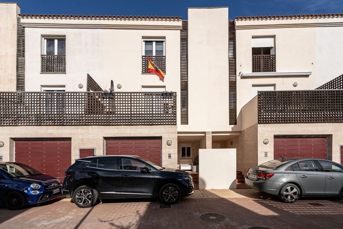 4 sypialnia Dom blizniak na sprzedaż w Mijas Costa z basenem garażem - 420 000 € (Ref: 8882311)