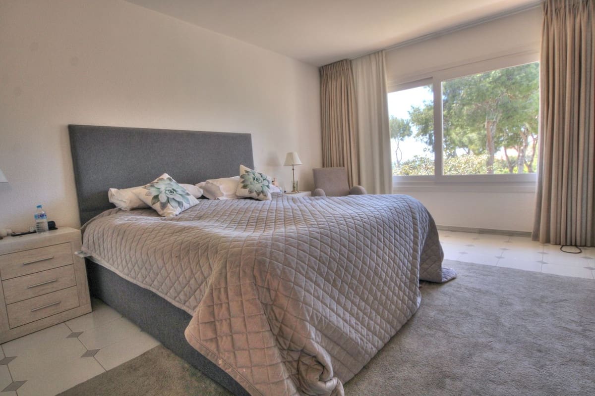 3 soveværelse Semi-Rækkehus til salg i Miraflores med swimmingpool garage - € 599.950 (Ref: 8904013)