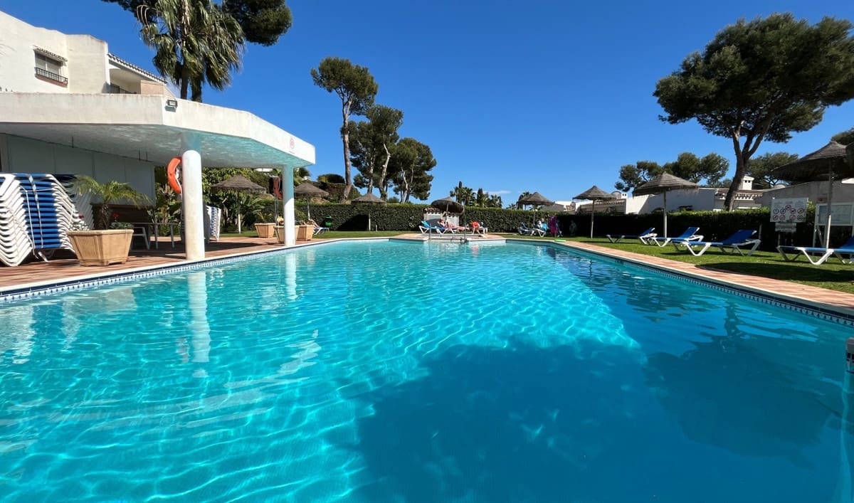 3 soveværelse Semi-Rækkehus til salg i Miraflores med swimmingpool garage - € 599.950 (Ref: 8904013)