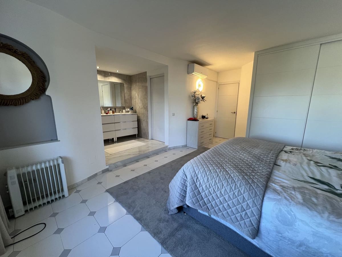 3 soveværelse Semi-Rækkehus til salg i Miraflores med swimmingpool garage - € 599.950 (Ref: 8904013)