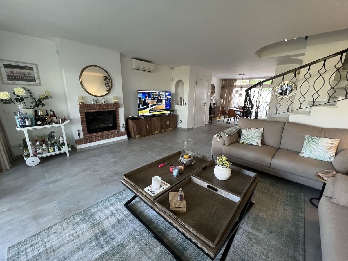 3 Zimmer Doppelhaus zu verkaufen in Miraflores mit Pool Garage - 599.950 € (Ref: 8904013)