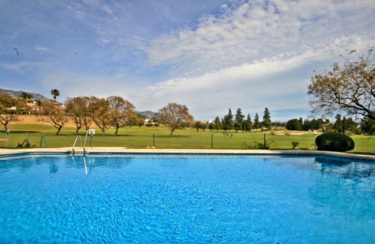 Apartamento de 2 habitaciones en Mijas Golf en venta con piscina garaje - 295.000 € (Ref: 8936198)