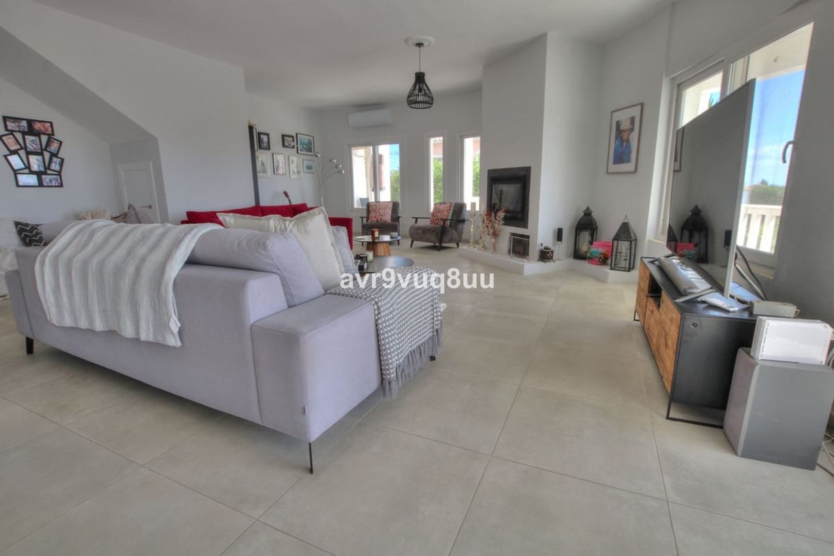 5 bedroom Villa for sale in Mijas with pool garage - € 1,399,999 (Ref: 8936466)