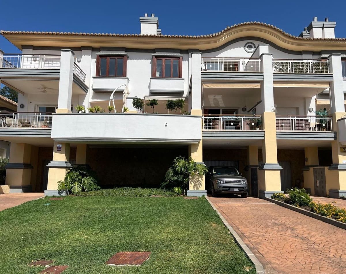 3 soveværelse Byhus til salg i La Cala Golf med swimmingpool garage - € 630.000 (Ref: 9021184)