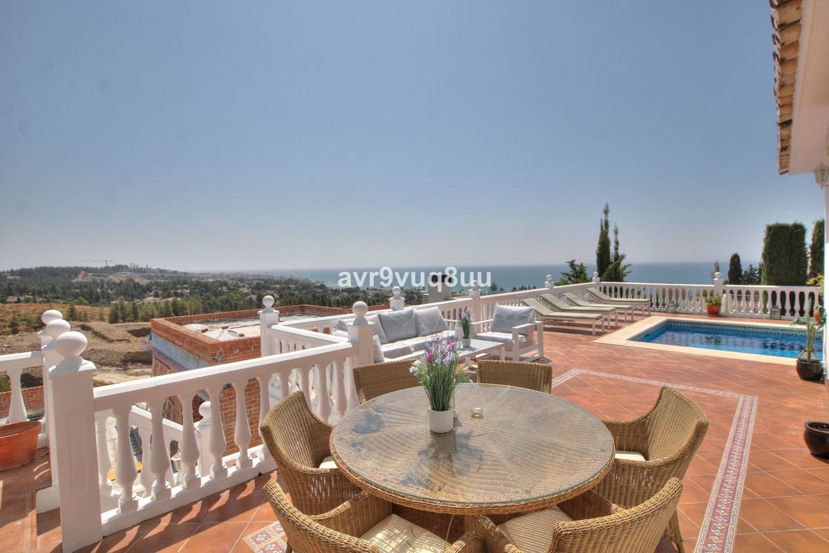 4 bedroom Villa for sale in La Cala de Mijas with pool garage - € 995,000 (Ref: 9086217)