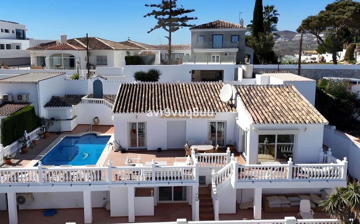 4 bedroom Villa for sale in La Cala de Mijas with pool garage - € 995,000 (Ref: 9086217)