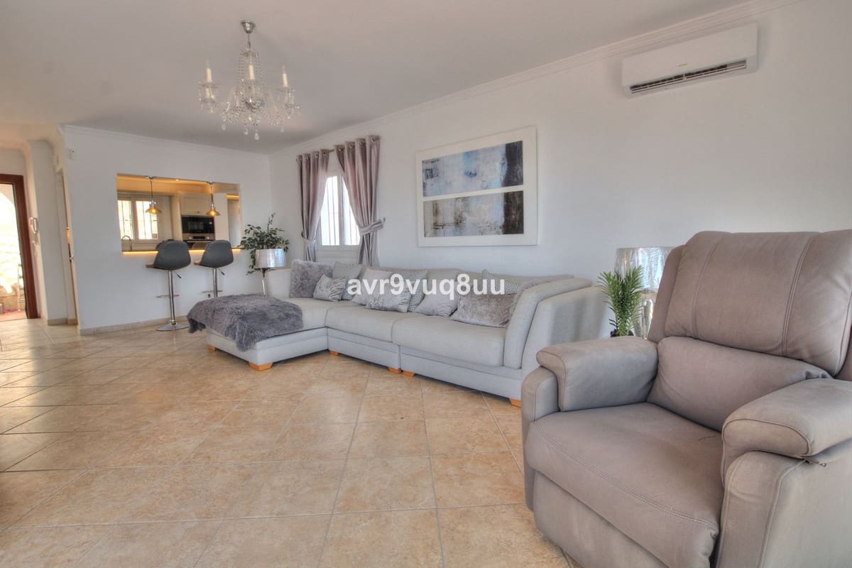 4 bedroom Villa for sale in La Cala de Mijas with pool garage - € 995,000 (Ref: 9086217)