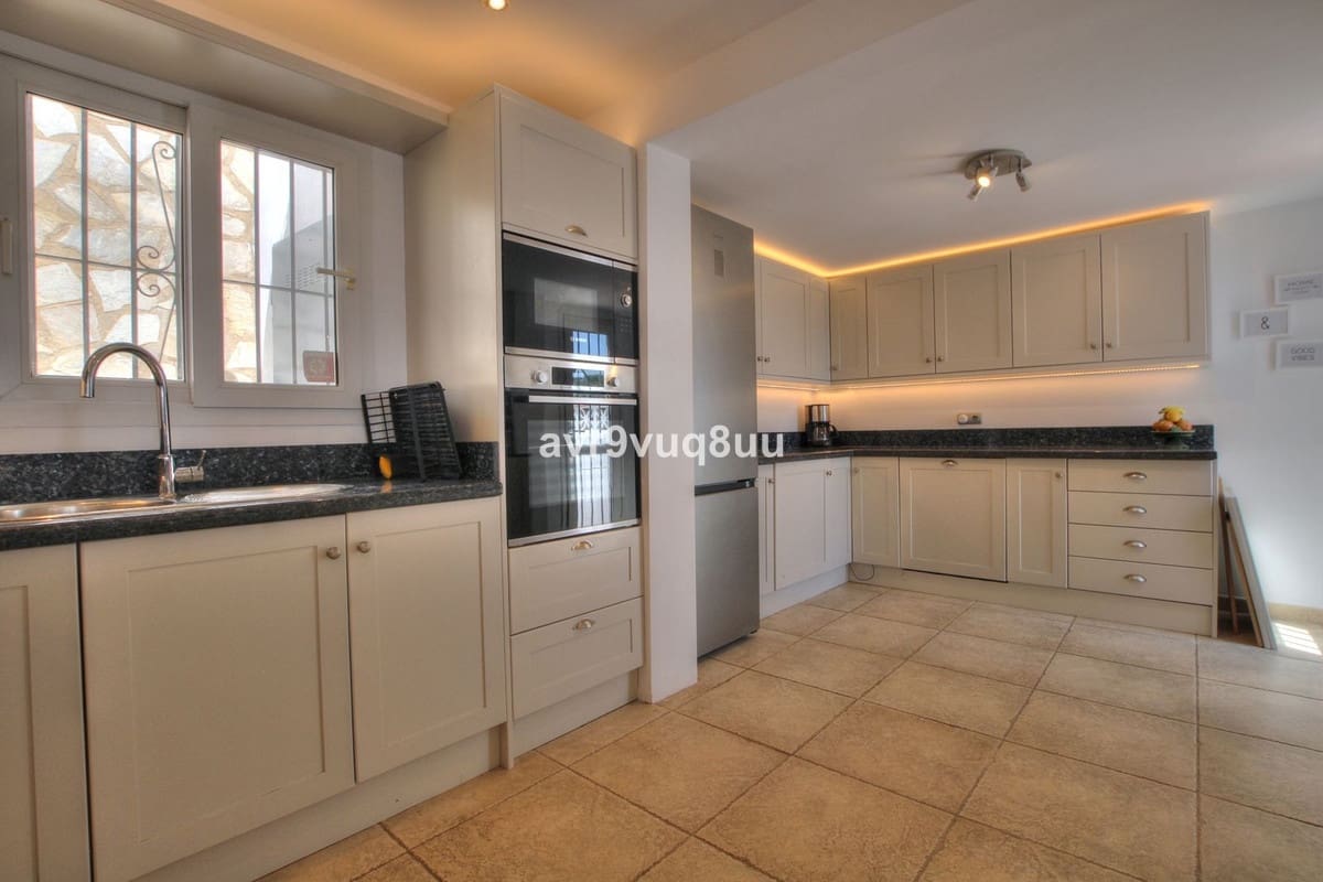 4 bedroom Villa for sale in La Cala de Mijas with pool garage - € 995,000 (Ref: 9086217)