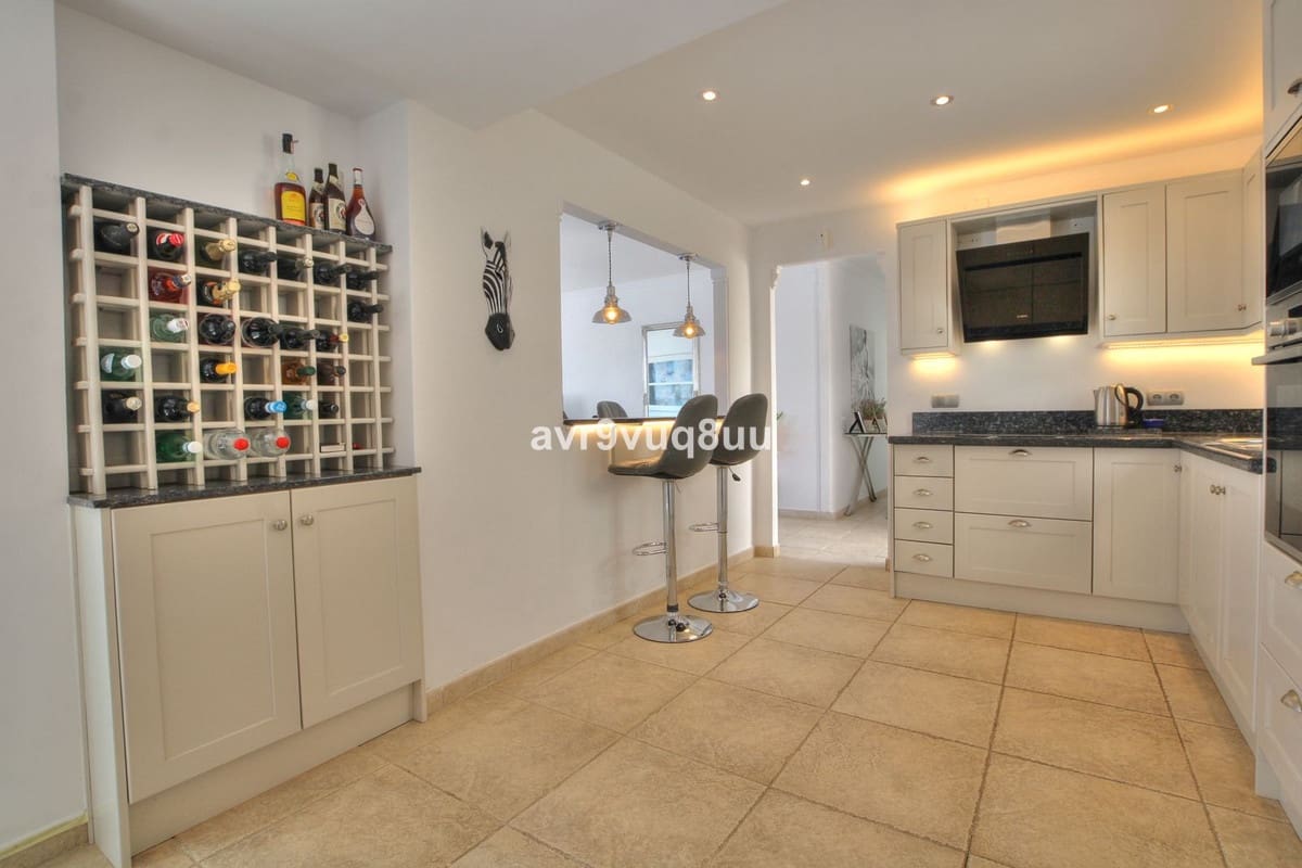 4 bedroom Villa for sale in La Cala de Mijas with pool garage - € 995,000 (Ref: 9086217)