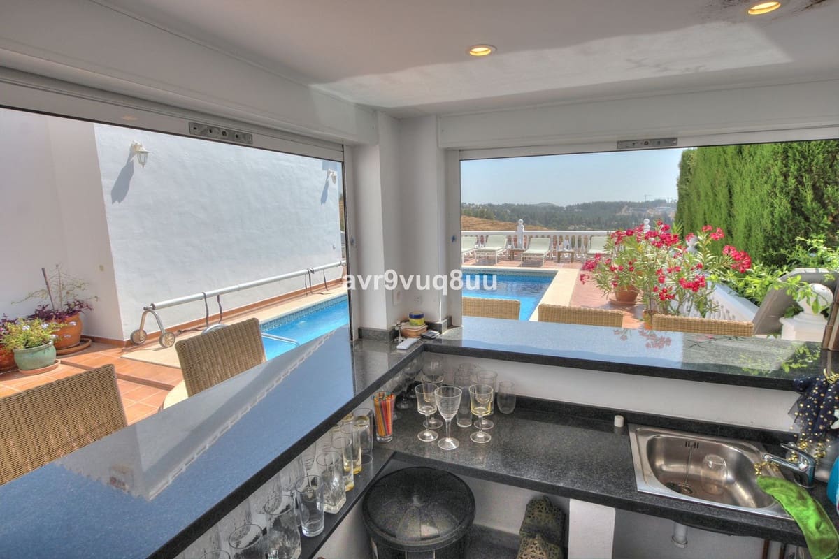 4 bedroom Villa for sale in La Cala de Mijas with pool garage - € 995,000 (Ref: 9086217)