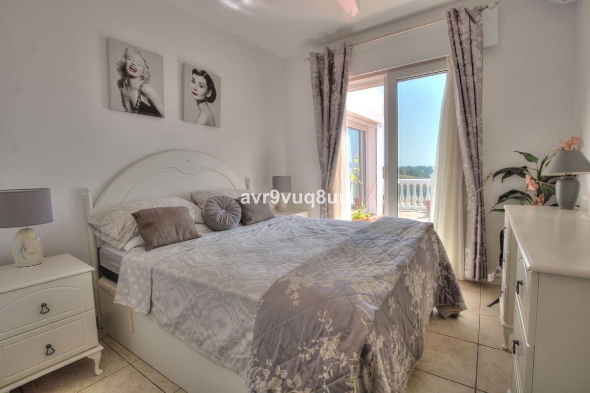 4 bedroom Villa for sale in La Cala de Mijas with pool garage - € 995,000 (Ref: 9086217)