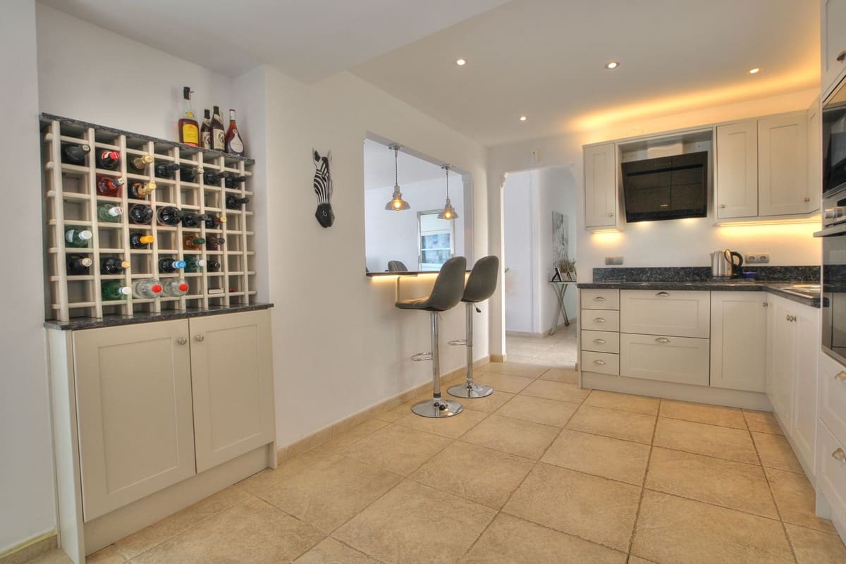 4 bedroom Villa for sale in La Cala de Mijas with pool garage - € 995,000 (Ref: 9086217)