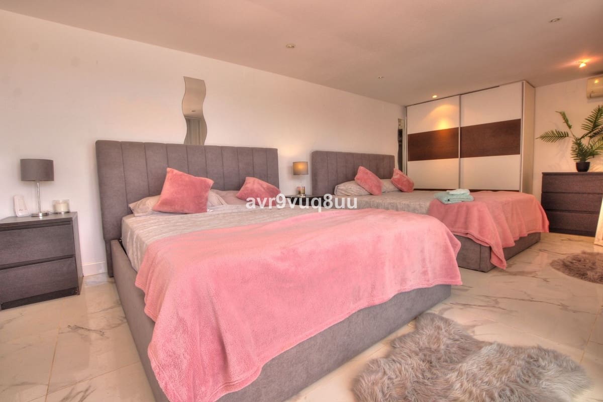 4 bedroom Villa for sale in La Cala de Mijas with pool garage - € 945,000 (Ref: 9086217)
