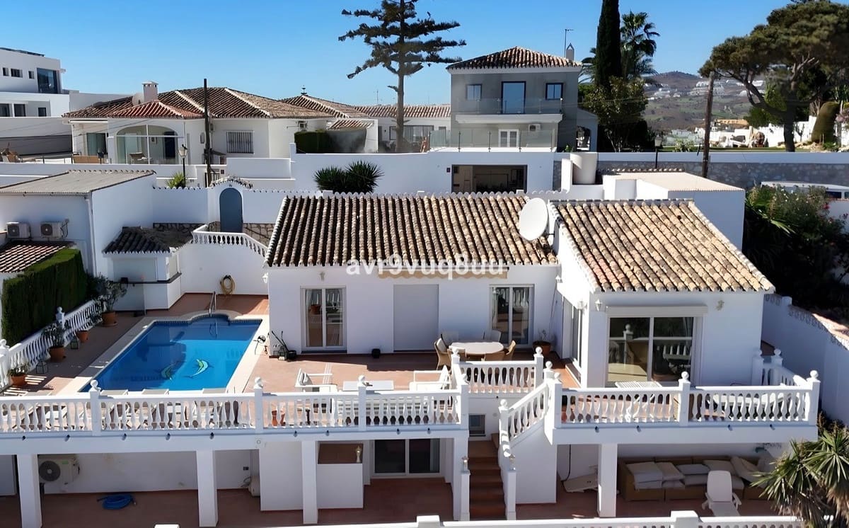 4 bedroom Villa for sale in La Cala de Mijas with pool garage - € 945,000 (Ref: 9086217)
