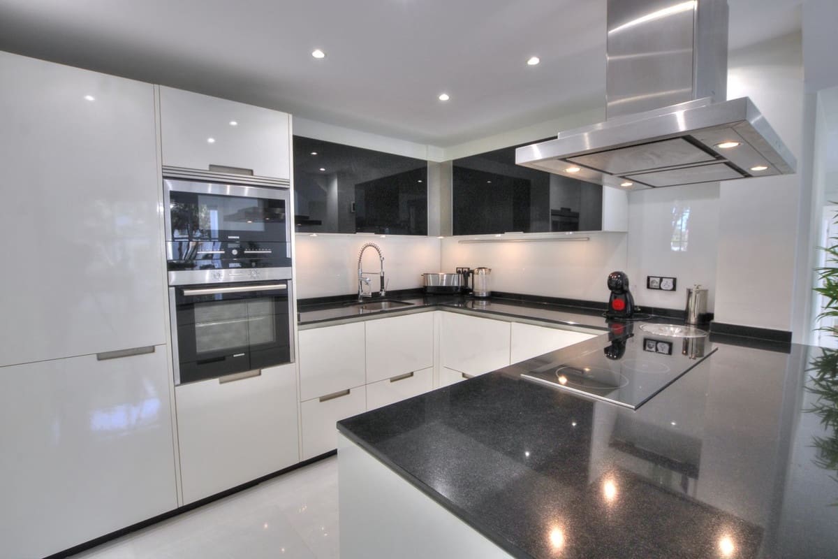 2 soveværelse Lejlighed til salg i Elviria med swimmingpool garage - € 639.950 (Ref: 9116492)