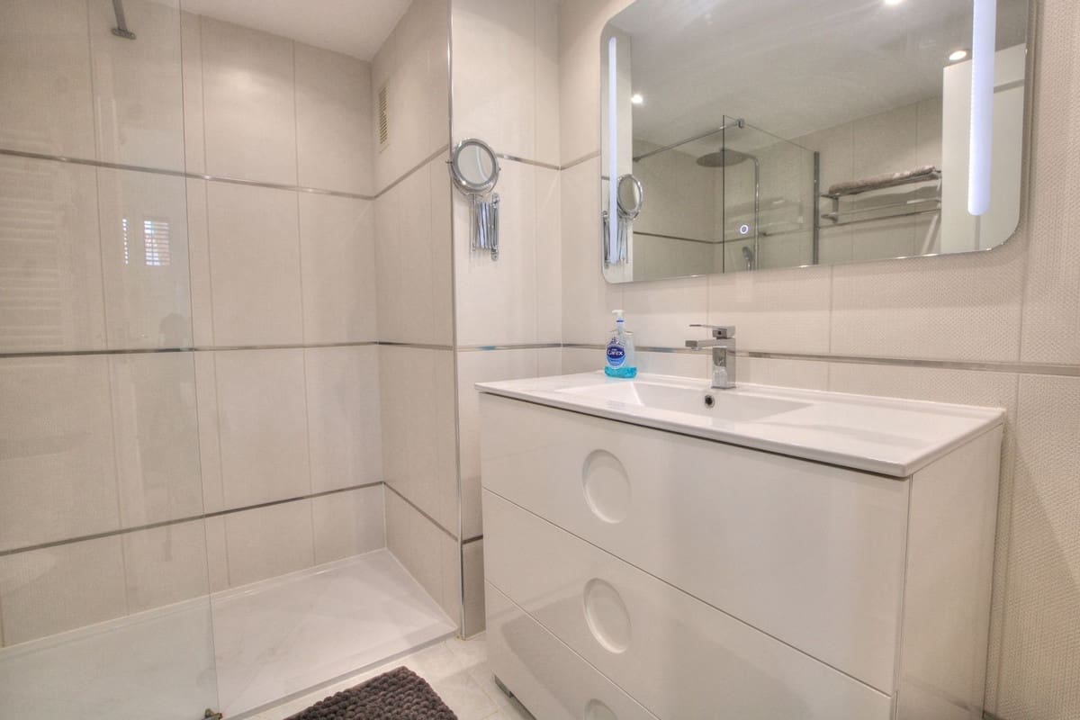 2 soveværelse Lejlighed til salg i Elviria med swimmingpool garage - € 639.950 (Ref: 9116492)