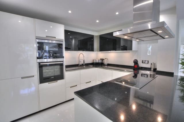 2 soveværelse Lejlighed til salg i Elviria, Marbella med swimmingpool garage - € 639.950 (Ref: 9116492)