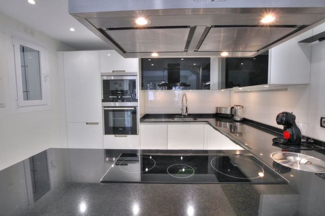 2 soveværelse Lejlighed til salg i Elviria, Marbella med swimmingpool garage - € 639.950 (Ref: 9116492)