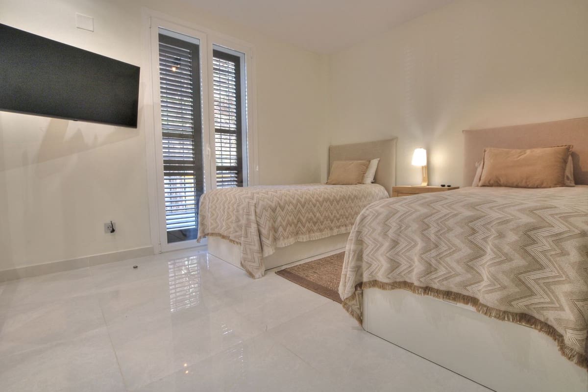 2 soveværelse Lejlighed til salg i Elviria med swimmingpool garage - € 639.950 (Ref: 9116492)