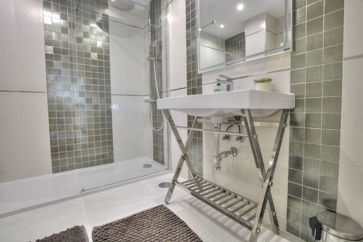 2 soveværelse Lejlighed til salg i Elviria med swimmingpool garage - € 639.950 (Ref: 9116492)