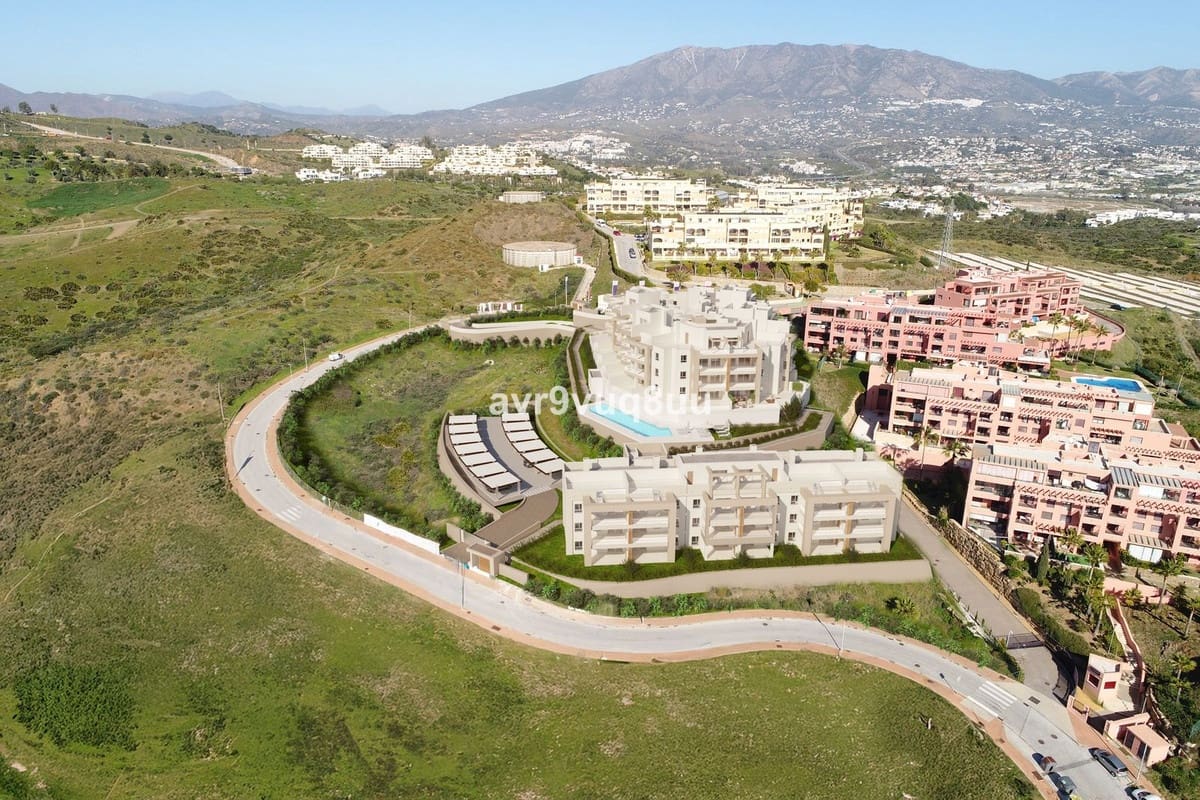 2 bedroom Apartment for sale in Mijas Costa with pool - € 393,000 (Ref: 9181705)
