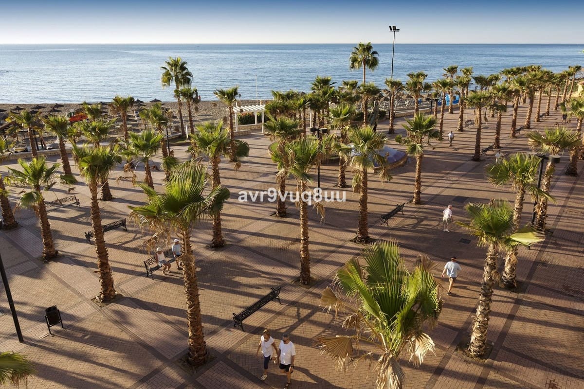2 bedroom Apartment for sale in Mijas Costa with pool - € 393,000 (Ref: 9181705)