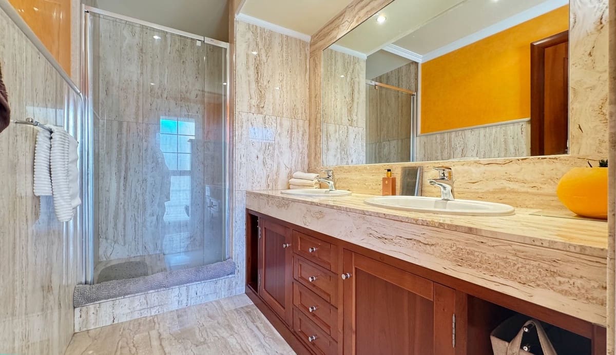 4 soveværelse Byhus til salg i Calahonda med swimmingpool garage - € 699.950 (Ref: 9188928)