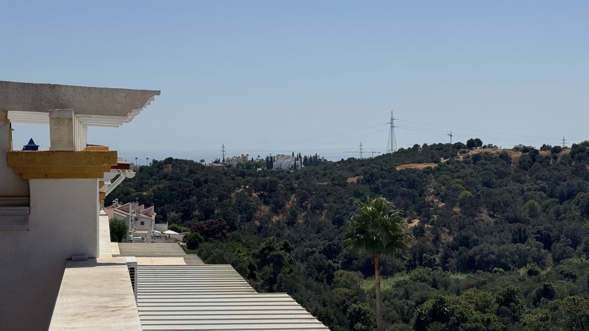 4 makuuhuone Omakotitalo myytävänä paikassa Calahonda mukana uima-altaan 
autotalli - 699 950 € (Ref: 9188928)