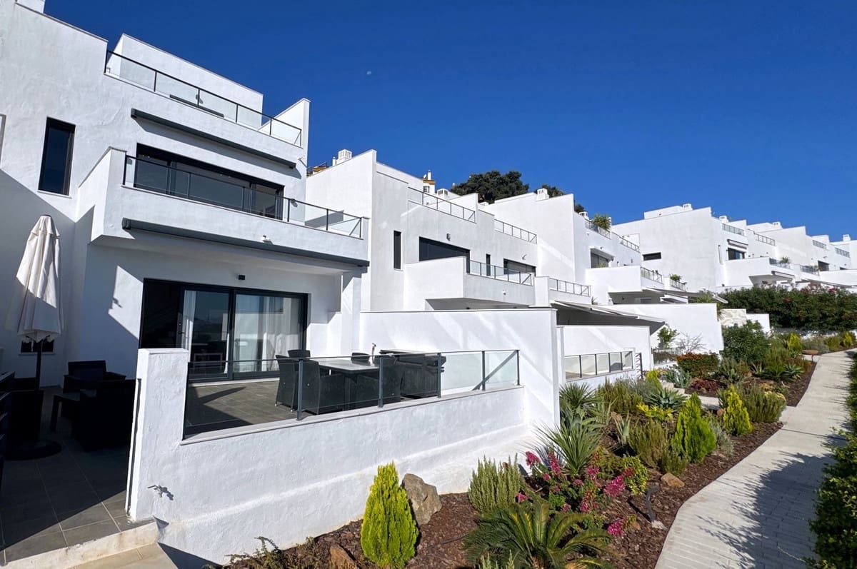 4 bedroom Townhouse for sale in La Mairena with pool garage - € 649,950 (Ref: 9229053)