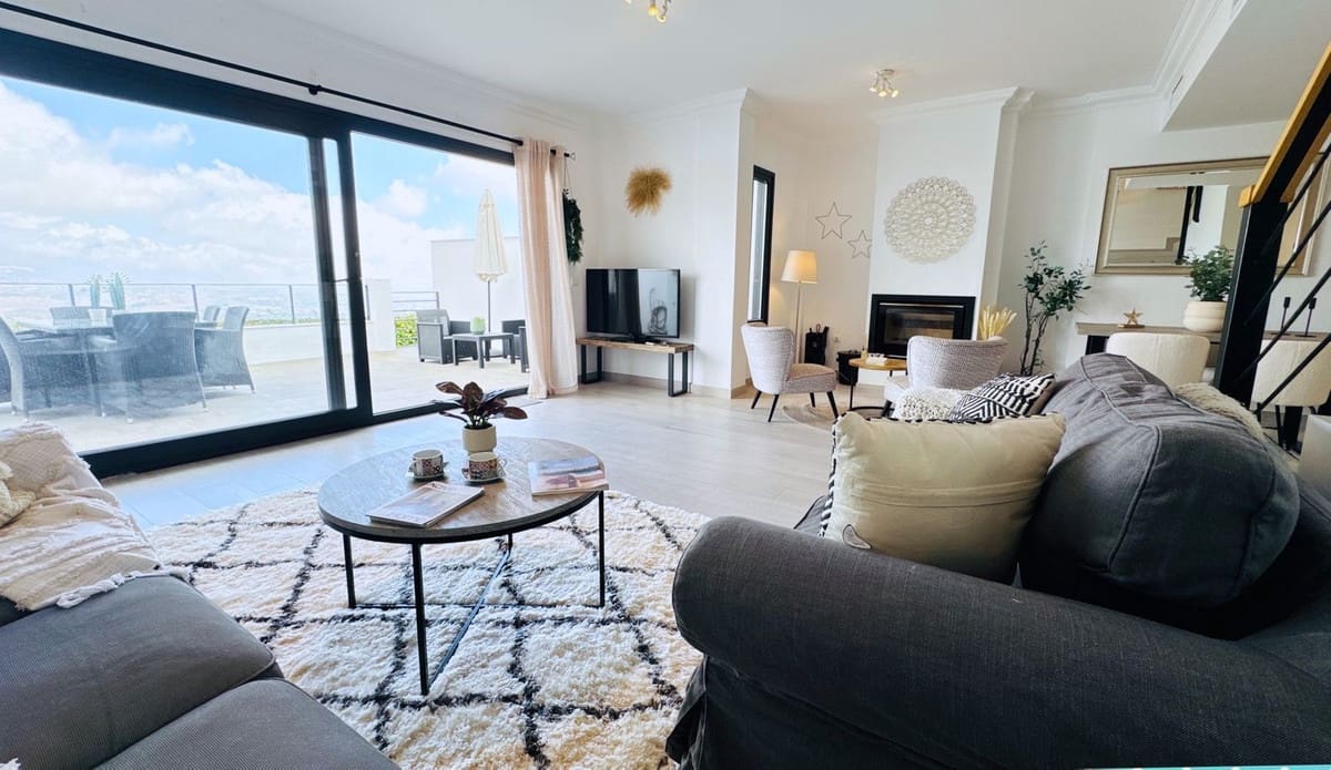 4 soveværelse Byhus til salg i La Mairena med swimmingpool garage - € 649.950 (Ref: 9229053)