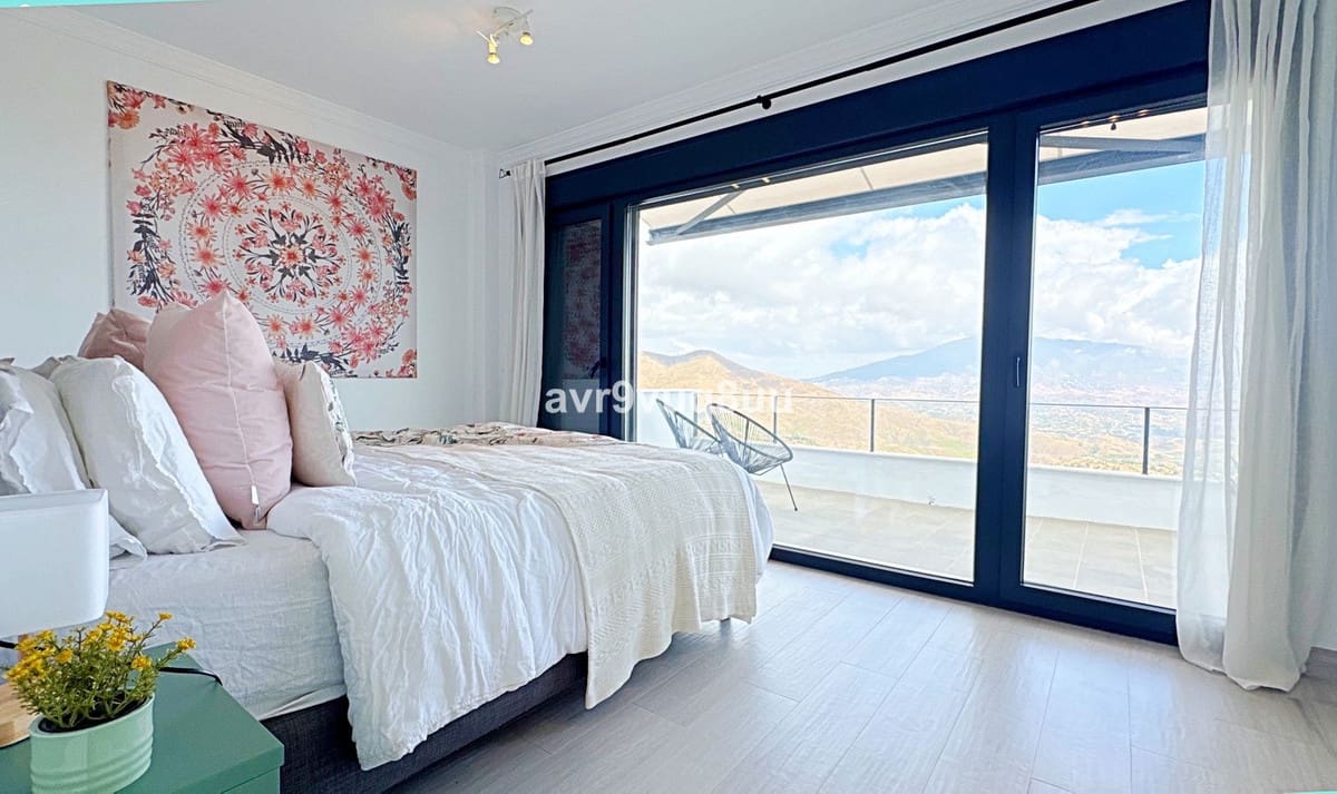 Casa de 4 habitaciones en La Mairena en venta con piscina garaje - 649.950 € (Ref: 9229053)