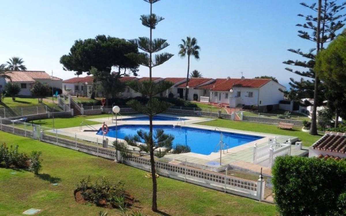 3 soverom Kjedet enebolig til salgs i La Cala de Mijas med svømmebasseng garasje - € 495 000 (Ref: 9311976)
