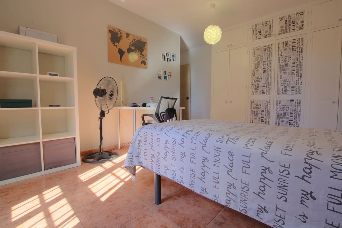 4 slaapkamer Halfvrijstaande villa te koop in El Coto met garage - € 375.000 (Ref: 9341794)