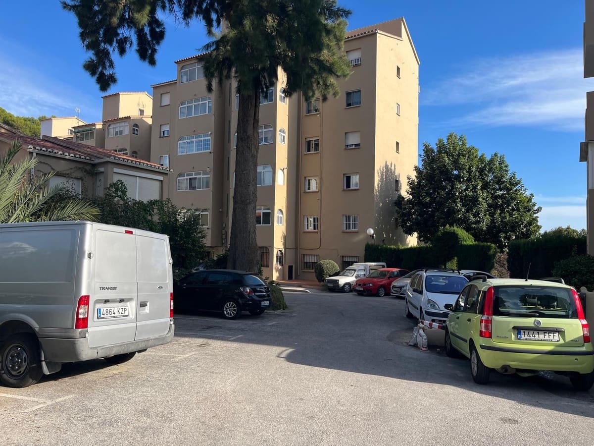 4 bedroom Semi-detached Villa for sale in El Coto with garage - € 375,000 (Ref: 9341794)