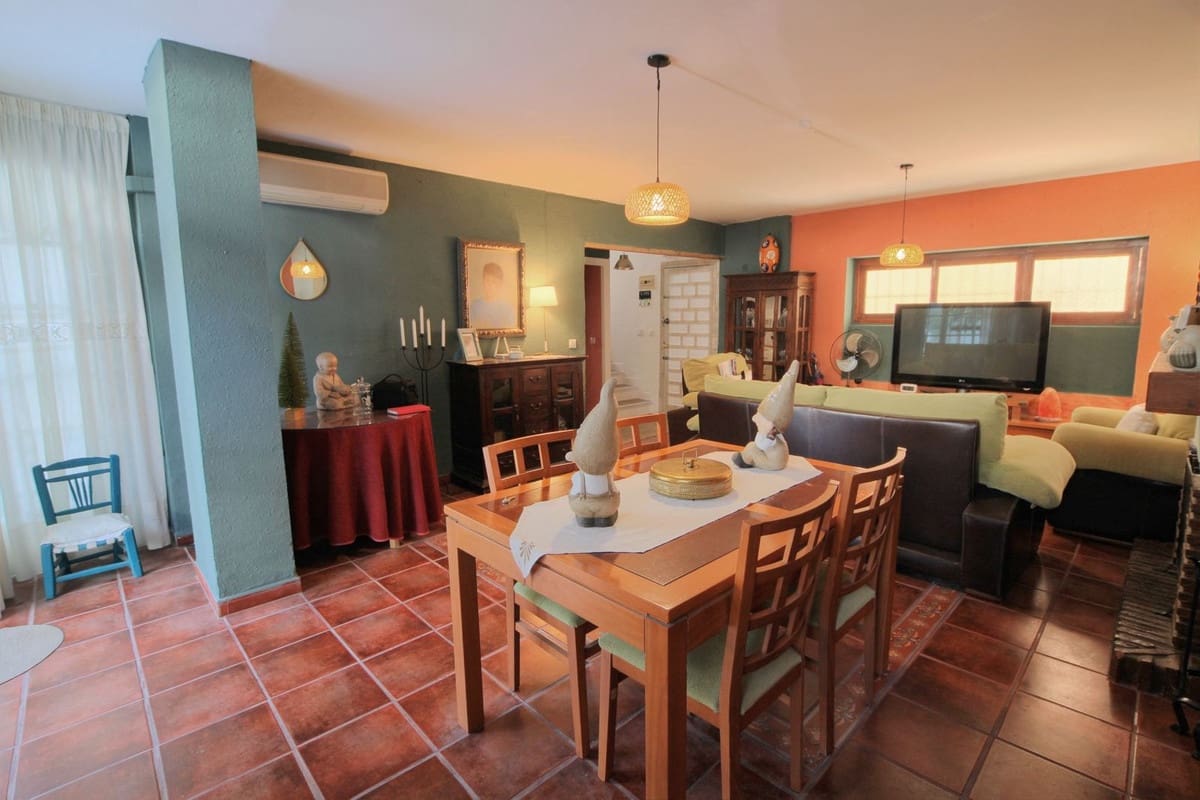 4 slaapkamer Halfvrijstaande villa te koop in El Coto met garage - € 375.000 (Ref: 9341794)