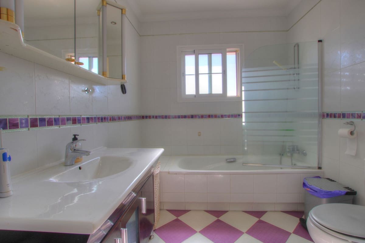 5 bedroom Villa for sale in Mijas Golf with pool garage - € 975,000 (Ref: 9378148)