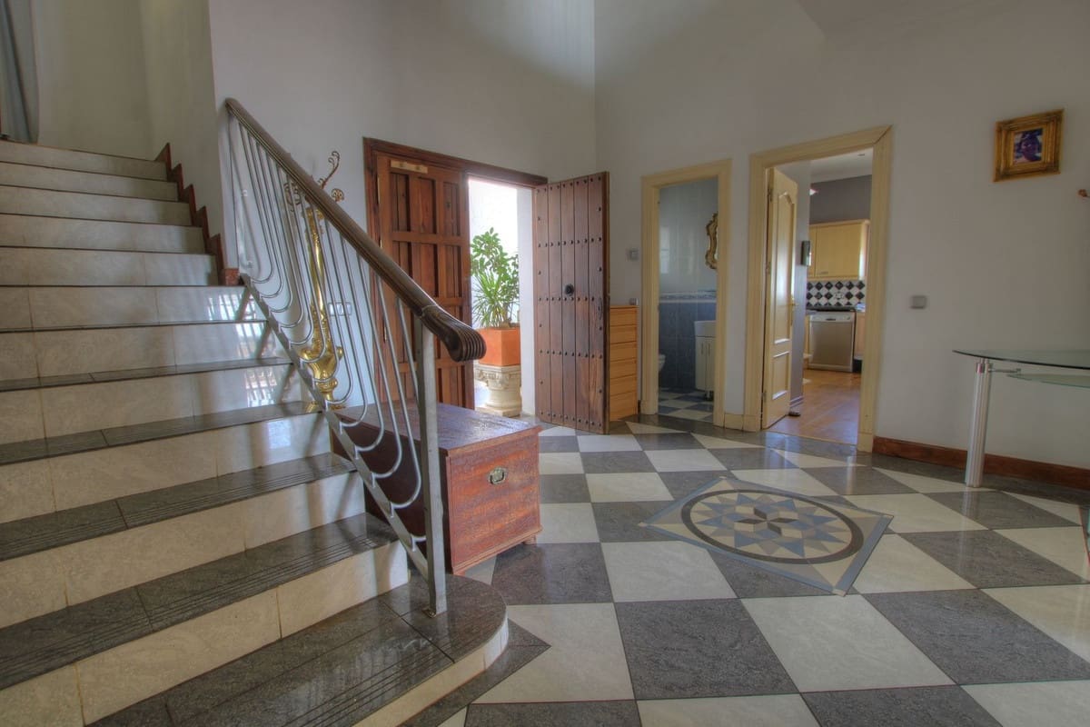 5 bedroom Villa for sale in Mijas Golf with pool garage - € 975,000 (Ref: 9378148)