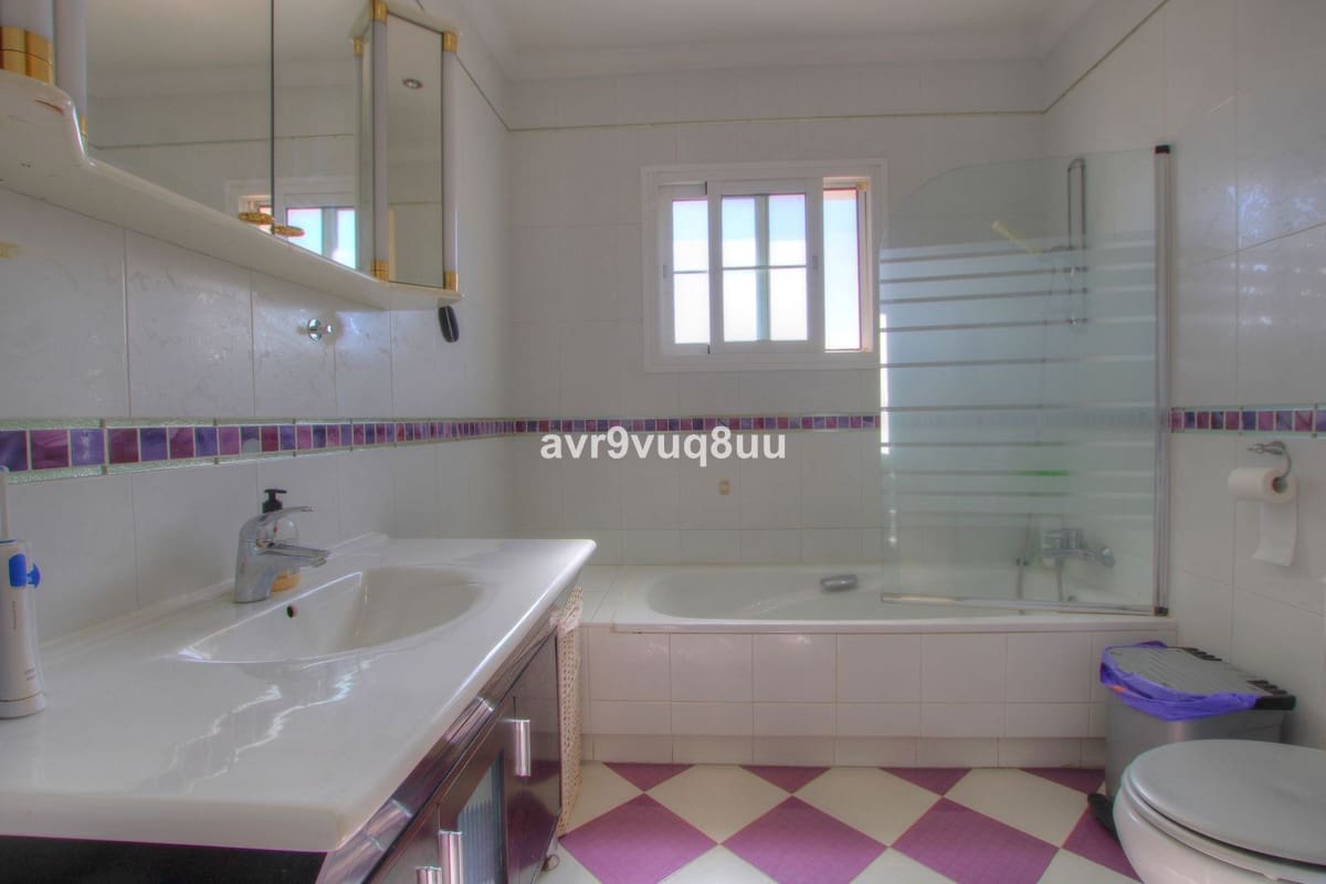 5 bedroom Villa for sale in Mijas Golf with pool garage - € 975,000 (Ref: 9378148)