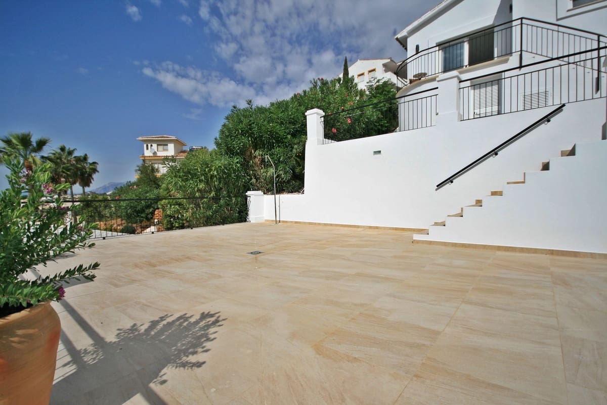 4 Zimmer Villa zu verkaufen in Riviera del Sol mit Pool Garage - 1.750.000 € (Ref: 9402673)