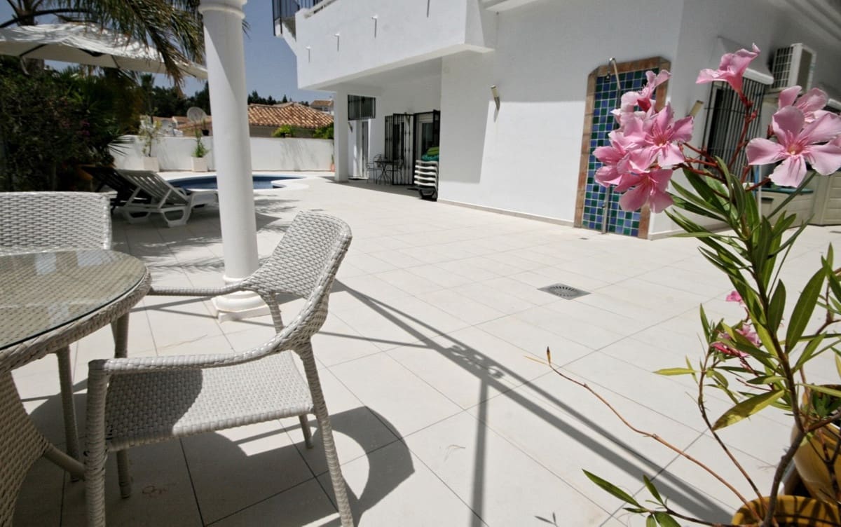 4 sypialnia Willa na sprzedaż w La Cala de Mijas z basenem garażem - 995 000 € (Ref: 9402674)