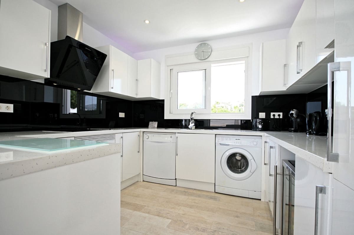 4 bedroom Villa for sale in La Cala de Mijas with pool garage - € 995,000 (Ref: 9402674)