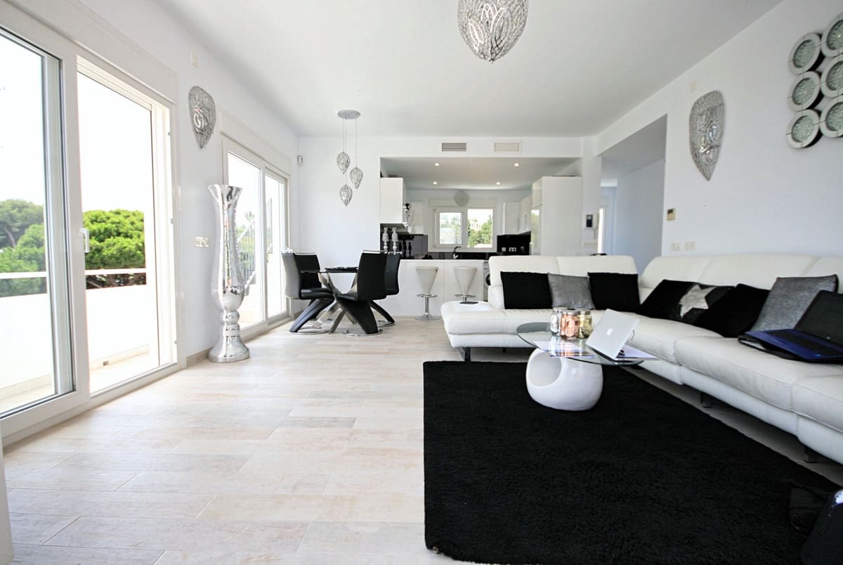 4 bedroom Villa for sale in La Cala de Mijas with pool garage - € 995,000 (Ref: 9402674)