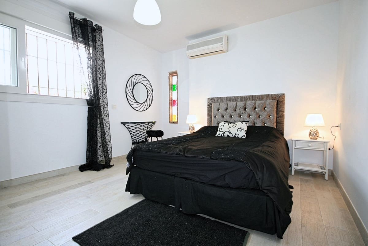 4 bedroom Villa for sale in La Cala de Mijas with pool garage - € 995,000 (Ref: 9402674)