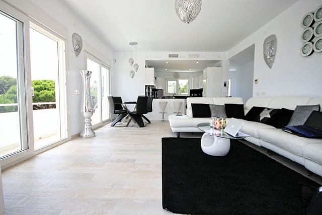 Chalet de 4 habitaciones en La Cala de Mijas, Mijas en venta con piscina garaje - 995.000 € (Ref: 9402674)
