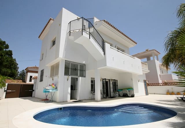 Chalet de 4 habitaciones en La Cala de Mijas, Mijas en venta con piscina garaje - 995.000 € (Ref: 9402674)
