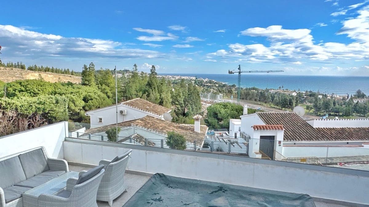 5 bedroom Villa for sale in La Cala de Mijas with pool garage - € 1,375,000 (Ref: 9438055)