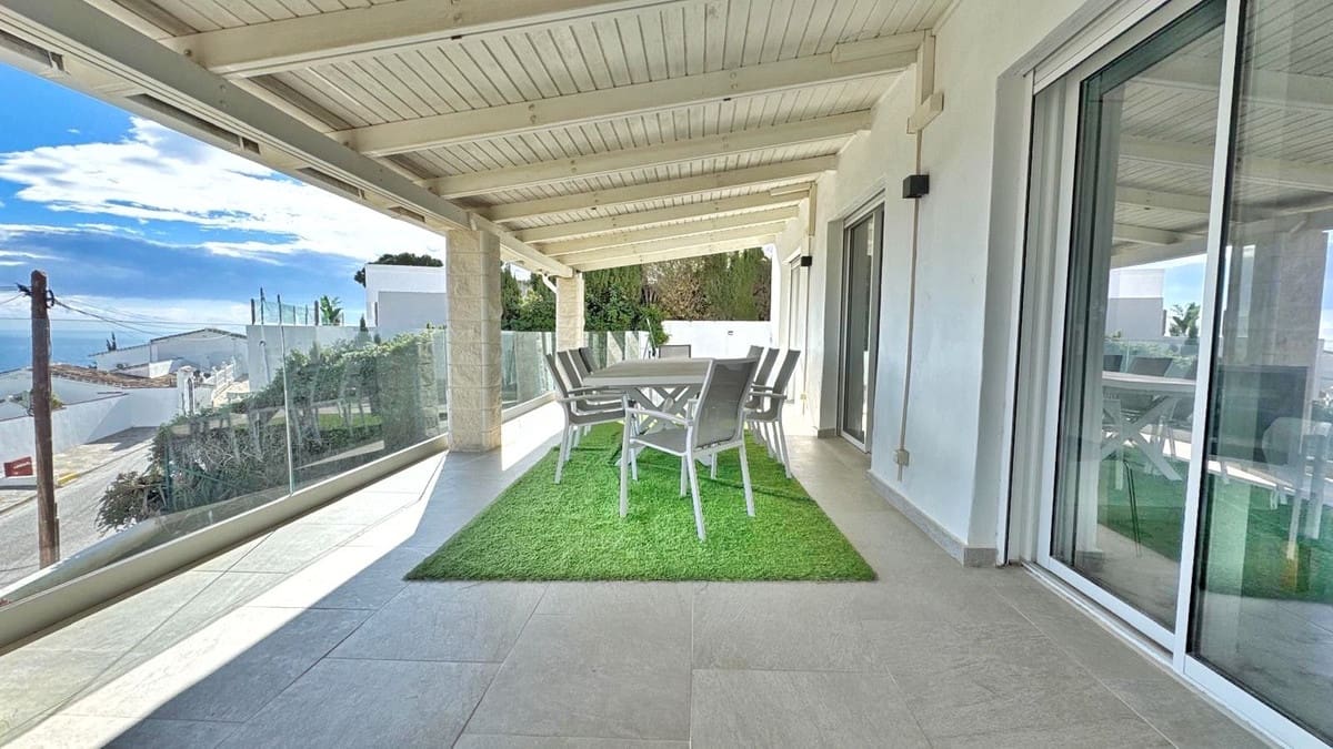 5 bedroom Villa for sale in La Cala de Mijas with pool garage - € 1,375,000 (Ref: 9438055)
